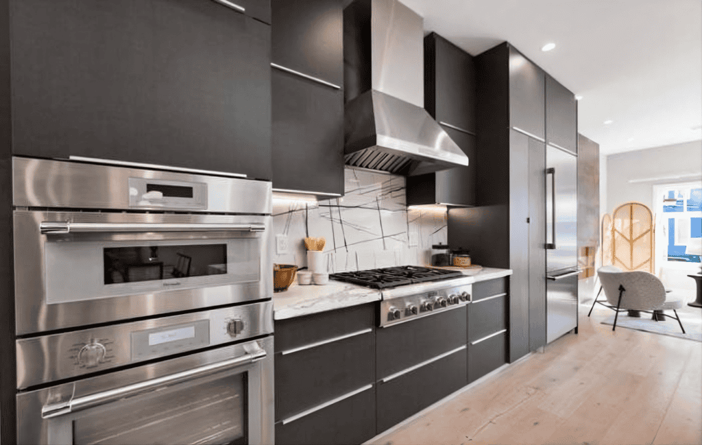 Modern kitchen with sleek cabinetry By California Bay Builders & Remodeling